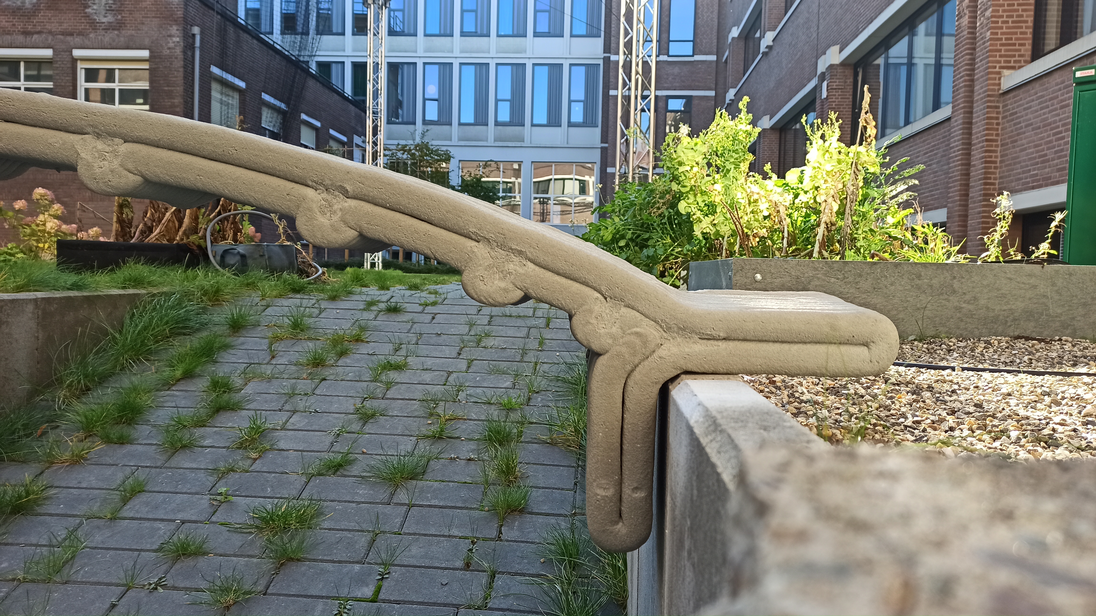 Bridge end fitted over the concrete wall
